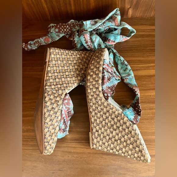 EUC VTG PELLE MODA Printed Scarf Tie Wedge Espadrilles 6.5 Aqua/Rust Brown/Gold - Picture 3 of 16